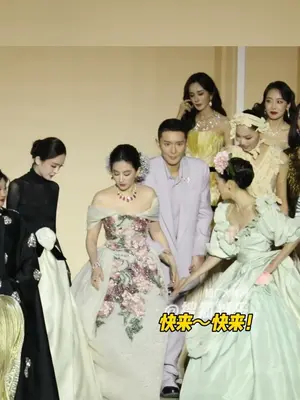 路人抓拍VOGUE后台看明星百态,钟楚曦稳站c位,娜扎让完刘亦菲拉杨幂,陈哲远模仿李沁收到小拳拳#钟楚曦 #杨幂 #刘亦菲 #娱乐评论大赏 #内容启发搜索